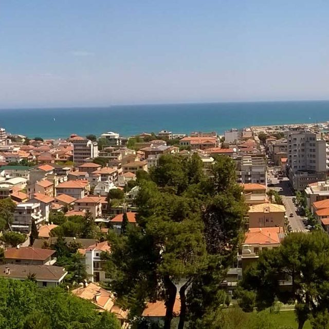 https://www.narramondovillas.it/wp-content/uploads/2017/01/Panoramica_dal_Belvedere_di_Giulianova-640x640.jpg