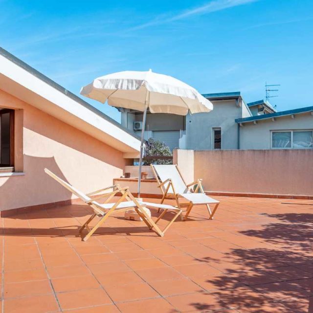 https://www.narramondovillas.it/wp-content/uploads/2021/03/giulianova-residence-arancio-attico-17-640x640.jpg