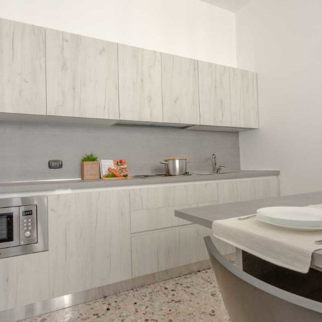 https://www.narramondovillas.it/wp-content/uploads/2021/03/giulianova-residence-arancio-monolocale-primo-piano-4-640x640.jpg